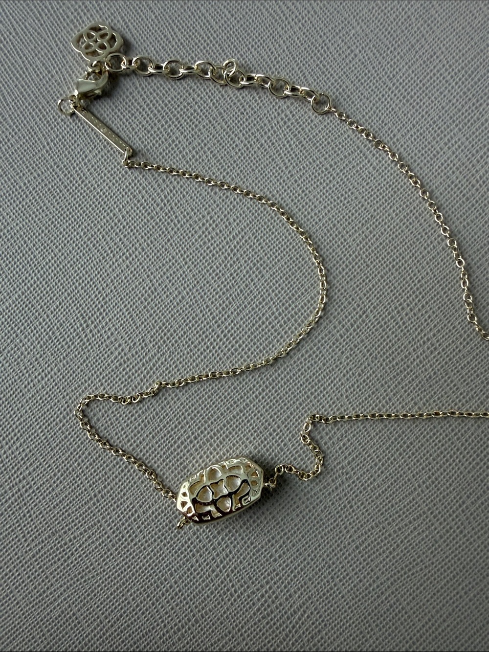 Kendra Scott Elisa Gold Pendant Necklace in Ivory Mother-of-Pearl - Picture 4 of 4